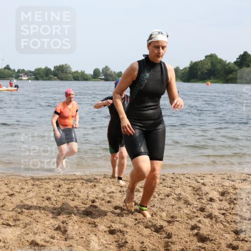 15.06.2025 - 27. Vierlanden-Triathlon Lena Gebhardt http://msf.ph/oto/8021784 15.06.2025 10:19:07 Schwimmen 478, 498, 543, 558 meine-sportfotos.de