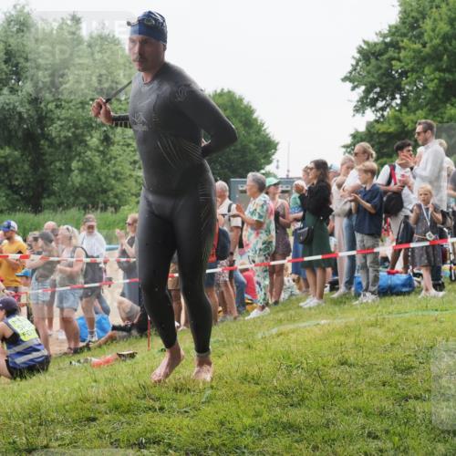 15.06.2025 - 27. Vierlanden-Triathlon KatJ http://msf.ph/oto/8021789 15.06.2025 10:53:53 Schwimmen 650, 726 meine-sportfotos.de