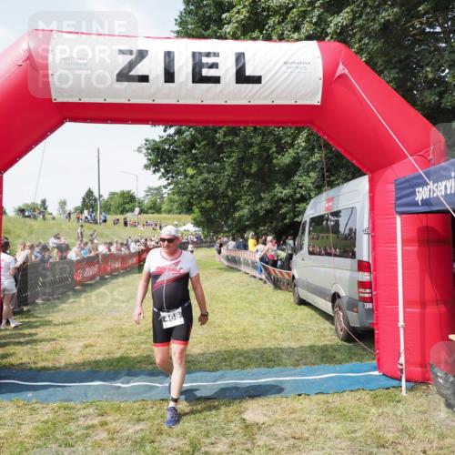 21.06.2025 - 27. Vierlanden-Triathlon MichiJ http://msf.ph/oto/8021800 15.06.2026 11:36:59 Ziel 468, 555 meine-sportfotos.de