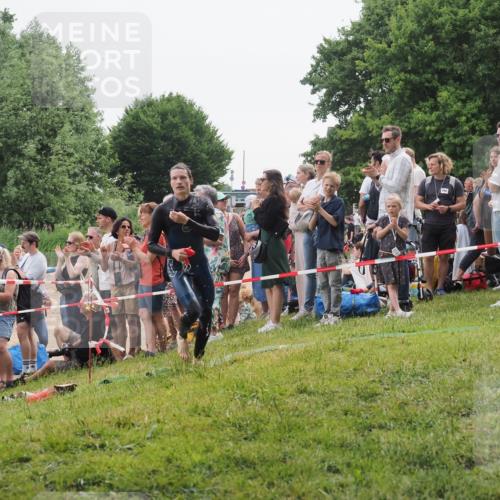 15.06.2025 - 27. Vierlanden-Triathlon KatJ http://msf.ph/oto/8021802 15.06.2025 10:53:55 Schwimmen 650, 726, 757 meine-sportfotos.de