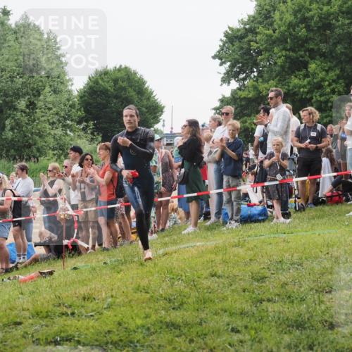 15.06.2025 - 27. Vierlanden-Triathlon KatJ http://msf.ph/oto/8021806 15.06.2025 10:53:56 Schwimmen 650, 726, 757 meine-sportfotos.de