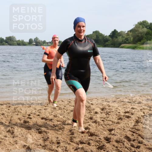 15.06.2025 - 27. Vierlanden-Triathlon Lena Gebhardt http://msf.ph/oto/8021813 15.06.2025 10:19:09 Schwimmen 474, 478, 498, 543, 558 meine-sportfotos.de