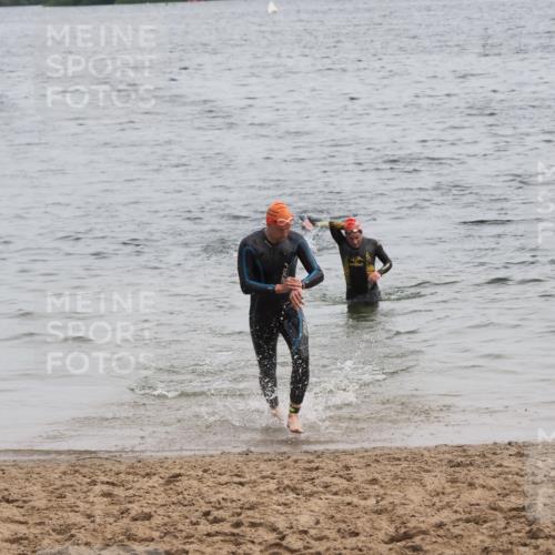 21.06.2025 - 27. Vierlanden-Triathlon MichiJ http://msf.ph/oto/8021824 15.06.2026 10:52:10 Schwimmen 652, 693 meine-sportfotos.de