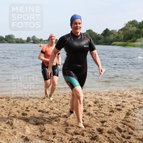 15.06.2025 - 27. Vierlanden-Triathlon Lena Gebhardt http://msf.ph/oto/8021829 15.06.2025 10:19:09 Schwimmen 474, 478, 498, 543, 558 meine-sportfotos.de
