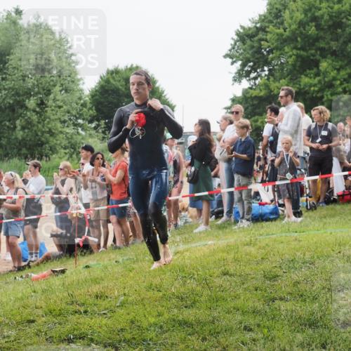 15.06.2025 - 27. Vierlanden-Triathlon KatJ http://msf.ph/oto/8021831 15.06.2025 10:53:56 Schwimmen 650, 726, 757 meine-sportfotos.de