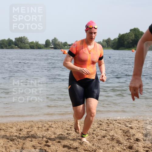 15.06.2025 - 27. Vierlanden-Triathlon Lena Gebhardt http://msf.ph/oto/8021842 15.06.2025 10:19:10 Schwimmen 474, 478, 498, 543, 558 meine-sportfotos.de