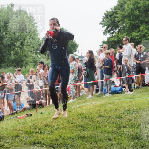 15.06.2025 - 27. Vierlanden-Triathlon KatJ http://msf.ph/oto/8021851 15.06.2025 10:53:57 Schwimmen 650, 726, 757 meine-sportfotos.de