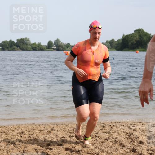 15.06.2025 - 27. Vierlanden-Triathlon Lena Gebhardt http://msf.ph/oto/8021855 15.06.2025 10:19:10 Schwimmen 474, 478, 498, 543, 558 meine-sportfotos.de