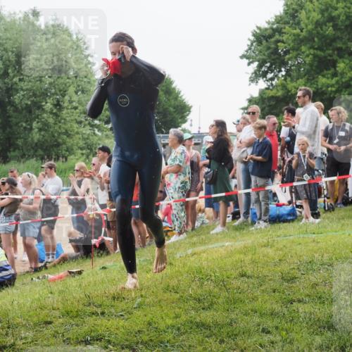 15.06.2025 - 27. Vierlanden-Triathlon KatJ http://msf.ph/oto/8021857 15.06.2025 10:53:57 Schwimmen 650, 726, 757 meine-sportfotos.de
