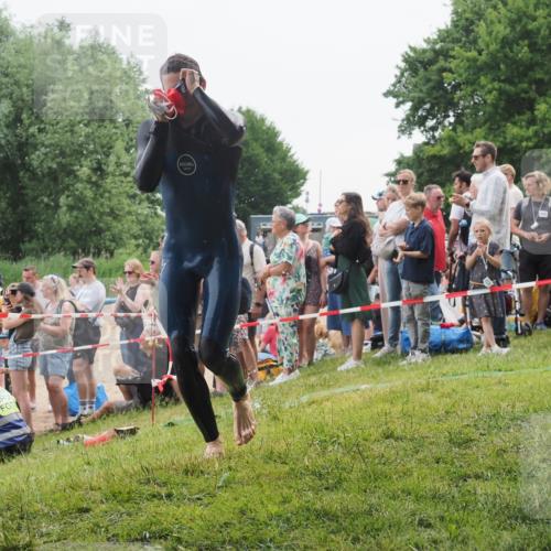 15.06.2025 - 27. Vierlanden-Triathlon KatJ http://msf.ph/oto/8021871 15.06.2025 10:53:57 Schwimmen 650, 726, 757 meine-sportfotos.de