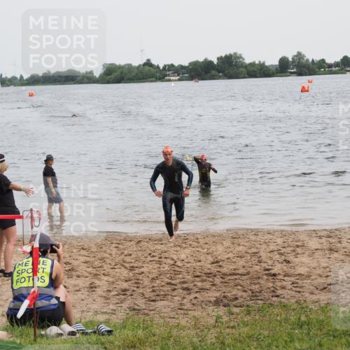 21.06.2025 - 27. Vierlanden-Triathlon MichiJ http://msf.ph/oto/8021877 15.06.2026 10:52:11 Schwimmen 652, 693 meine-sportfotos.de