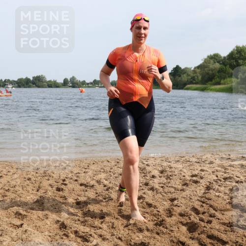 15.06.2025 - 27. Vierlanden-Triathlon Lena Gebhardt http://msf.ph/oto/8021880 15.06.2025 10:19:11 Schwimmen 474, 478, 498, 543, 558 meine-sportfotos.de