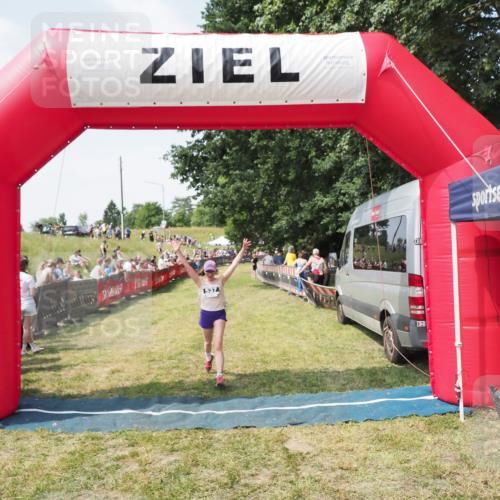 21.06.2025 - 27. Vierlanden-Triathlon MichiJ http://msf.ph/oto/8021902 15.06.2026 11:37:06 Ziel 537 meine-sportfotos.de