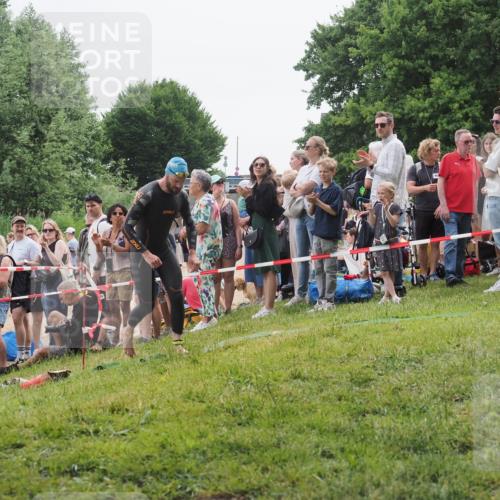 15.06.2025 - 27. Vierlanden-Triathlon KatJ http://msf.ph/oto/8021910 15.06.2025 10:54:01 Schwimmen 650, 726, 757 meine-sportfotos.de