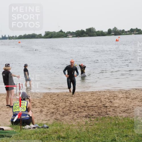21.06.2025 - 27. Vierlanden-Triathlon MichiJ http://msf.ph/oto/8021913 15.06.2026 10:52:11 Schwimmen 652, 693 meine-sportfotos.de