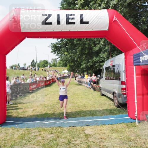 21.06.2025 - 27. Vierlanden-Triathlon MichiJ http://msf.ph/oto/8021915 15.06.2026 11:37:06 Ziel 537 meine-sportfotos.de