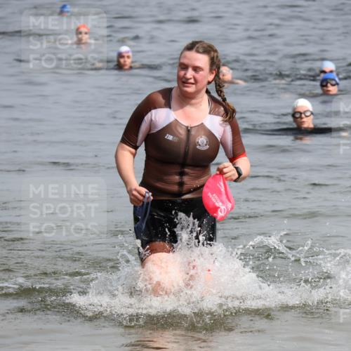 15.06.2025 - 27. Vierlanden-Triathlon Lena Gebhardt http://msf.ph/oto/8021922 15.06.2025 10:19:13 Schwimmen 474, 478, 498, 543, 558 meine-sportfotos.de