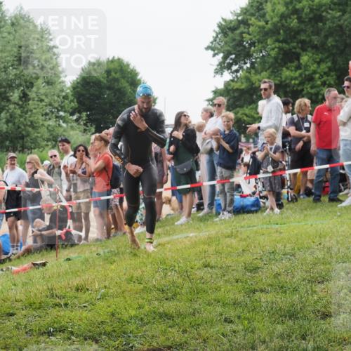 15.06.2025 - 27. Vierlanden-Triathlon KatJ http://msf.ph/oto/8021925 15.06.2025 10:54:02 Schwimmen 650, 757 meine-sportfotos.de