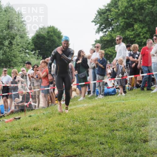 15.06.2025 - 27. Vierlanden-Triathlon KatJ http://msf.ph/oto/8021930 15.06.2025 10:54:02 Schwimmen 650, 757 meine-sportfotos.de
