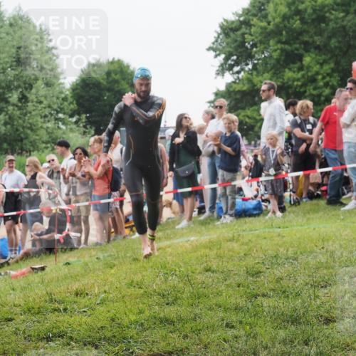 15.06.2025 - 27. Vierlanden-Triathlon KatJ http://msf.ph/oto/8021934 15.06.2025 10:54:02 Schwimmen 650, 757 meine-sportfotos.de