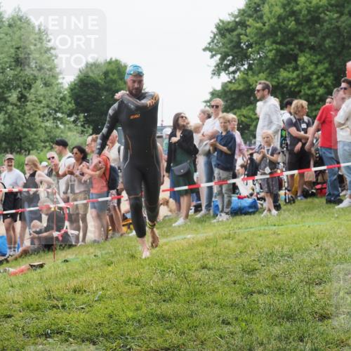 15.06.2025 - 27. Vierlanden-Triathlon KatJ http://msf.ph/oto/8021939 15.06.2025 10:54:02 Schwimmen 650, 757 meine-sportfotos.de