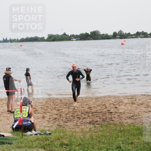 21.06.2025 - 27. Vierlanden-Triathlon MichiJ http://msf.ph/oto/8021941 15.06.2026 10:52:11 Schwimmen 652, 693 meine-sportfotos.de