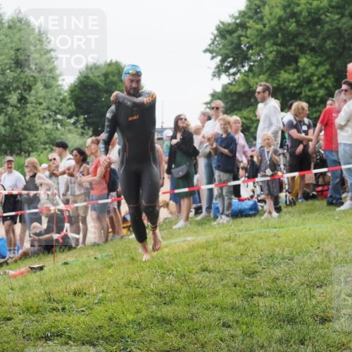 15.06.2025 - 27. Vierlanden-Triathlon KatJ http://msf.ph/oto/8021945 15.06.2025 10:54:02 Schwimmen 650, 757 meine-sportfotos.de