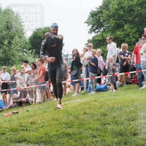 15.06.2025 - 27. Vierlanden-Triathlon KatJ http://msf.ph/oto/8021950 15.06.2025 10:54:03 Schwimmen 650, 757 meine-sportfotos.de