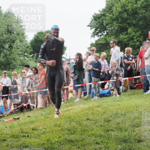 15.06.2025 - 27. Vierlanden-Triathlon KatJ http://msf.ph/oto/8021957 15.06.2025 10:54:03 Schwimmen 650, 757 meine-sportfotos.de