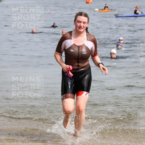 15.06.2025 - 27. Vierlanden-Triathlon Lena Gebhardt http://msf.ph/oto/8021959 15.06.2025 10:19:16 Schwimmen 474, 478, 543, 558 meine-sportfotos.de