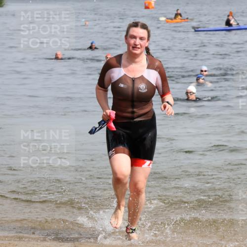 15.06.2025 - 27. Vierlanden-Triathlon Lena Gebhardt http://msf.ph/oto/8021971 15.06.2025 10:19:16 Schwimmen 474, 478, 543, 558 meine-sportfotos.de