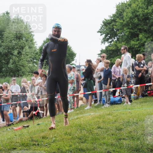 15.06.2025 - 27. Vierlanden-Triathlon KatJ http://msf.ph/oto/8021974 15.06.2025 10:54:03 Schwimmen 650, 757 meine-sportfotos.de