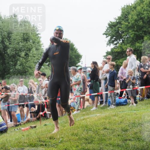 15.06.2025 - 27. Vierlanden-Triathlon KatJ http://msf.ph/oto/8021978 15.06.2025 10:54:03 Schwimmen 650, 757 meine-sportfotos.de