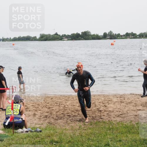 21.06.2025 - 27. Vierlanden-Triathlon MichiJ http://msf.ph/oto/8021984 15.06.2026 10:52:13 Schwimmen 652, 693 meine-sportfotos.de