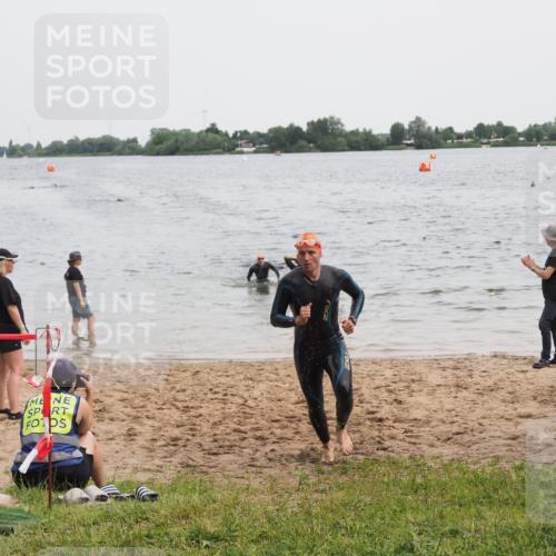 21.06.2025 - 27. Vierlanden-Triathlon MichiJ http://msf.ph/oto/8021986 15.06.2026 10:52:13 Schwimmen 652, 693 meine-sportfotos.de