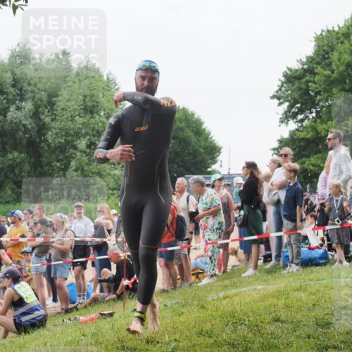 15.06.2025 - 27. Vierlanden-Triathlon KatJ http://msf.ph/oto/8021987 15.06.2025 10:54:03 Schwimmen 650, 757 meine-sportfotos.de