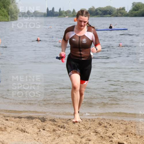 15.06.2025 - 27. Vierlanden-Triathlon Lena Gebhardt http://msf.ph/oto/8021988 15.06.2025 10:19:17 Schwimmen 474, 478, 543, 558 meine-sportfotos.de