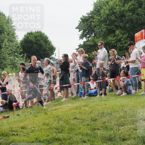 15.06.2025 - 27. Vierlanden-Triathlon KatJ http://msf.ph/oto/8021994 15.06.2025 10:54:37 Schwimmen 695, 715, 749 meine-sportfotos.de