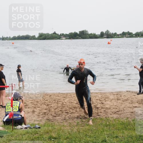 21.06.2025 - 27. Vierlanden-Triathlon MichiJ http://msf.ph/oto/8021995 15.06.2026 10:52:13 Schwimmen 652, 693 meine-sportfotos.de
