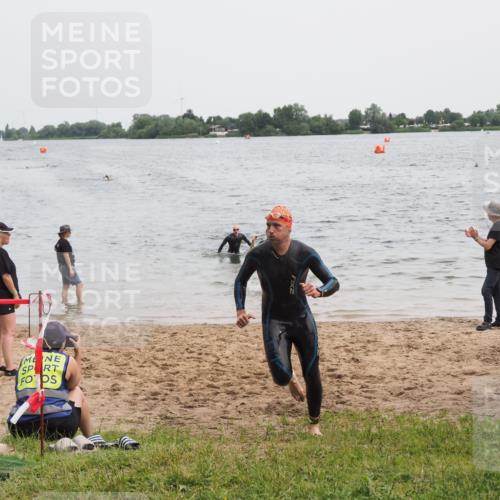 21.06.2025 - 27. Vierlanden-Triathlon MichiJ http://msf.ph/oto/8021997 15.06.2026 10:52:13 Schwimmen 652, 693 meine-sportfotos.de