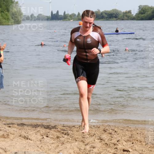 15.06.2025 - 27. Vierlanden-Triathlon Lena Gebhardt http://msf.ph/oto/8022001 15.06.2025 10:19:17 Schwimmen 474, 478, 543, 558 meine-sportfotos.de