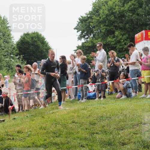 15.06.2025 - 27. Vierlanden-Triathlon KatJ http://msf.ph/oto/8022011 15.06.2025 10:54:37 Schwimmen 695, 715, 749 meine-sportfotos.de