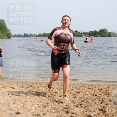 15.06.2025 - 27. Vierlanden-Triathlon Lena Gebhardt http://msf.ph/oto/8022015 15.06.2025 10:19:18 Schwimmen 474, 543, 558 meine-sportfotos.de