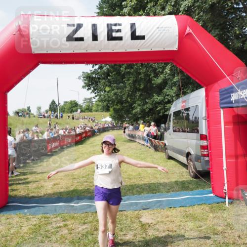 21.06.2025 - 27. Vierlanden-Triathlon MichiJ http://msf.ph/oto/8022016 15.06.2026 11:37:07 Ziel 537 meine-sportfotos.de