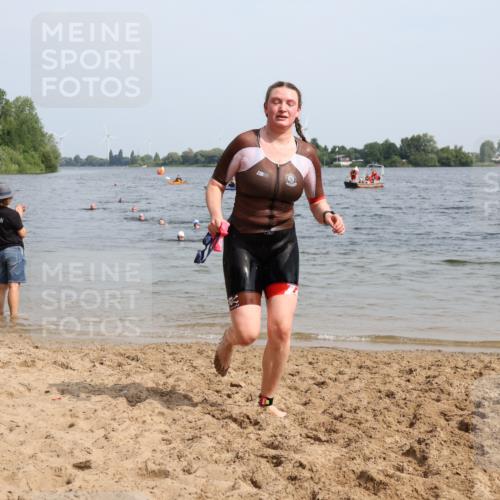 15.06.2025 - 27. Vierlanden-Triathlon Lena Gebhardt http://msf.ph/oto/8022026 15.06.2025 10:19:18 Schwimmen 474, 543, 558 meine-sportfotos.de