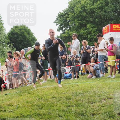 15.06.2025 - 27. Vierlanden-Triathlon KatJ http://msf.ph/oto/8022030 15.06.2025 10:54:38 Schwimmen 695, 715, 749 meine-sportfotos.de