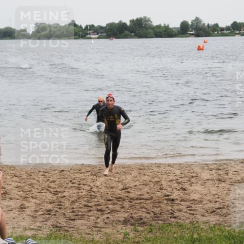 21.06.2025 - 27. Vierlanden-Triathlon MichiJ http://msf.ph/oto/8022040 15.06.2026 10:52:16 Schwimmen 652, 693, 759 meine-sportfotos.de