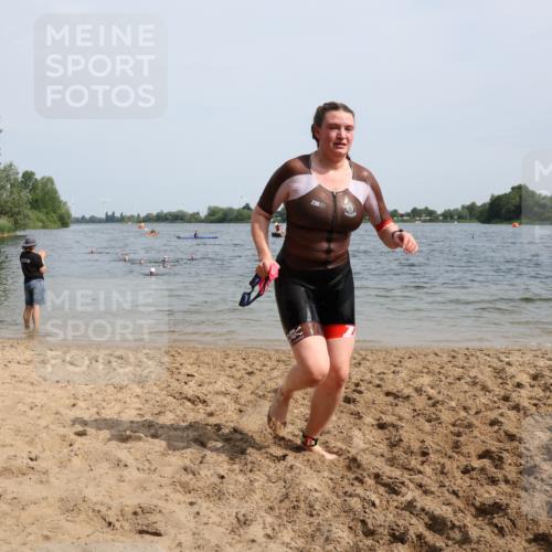 15.06.2025 - 27. Vierlanden-Triathlon Lena Gebhardt http://msf.ph/oto/8022052 15.06.2025 10:19:19 Schwimmen 474, 543, 558 meine-sportfotos.de