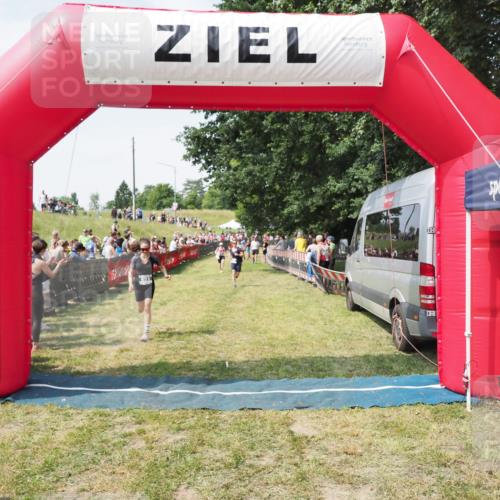 21.06.2025 - 27. Vierlanden-Triathlon MichiJ http://msf.ph/oto/8022053 15.06.2026 11:37:27 Ziel 586 meine-sportfotos.de