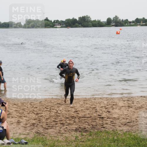 21.06.2025 - 27. Vierlanden-Triathlon MichiJ http://msf.ph/oto/8022054 15.06.2026 10:52:16 Schwimmen 652, 693, 759 meine-sportfotos.de